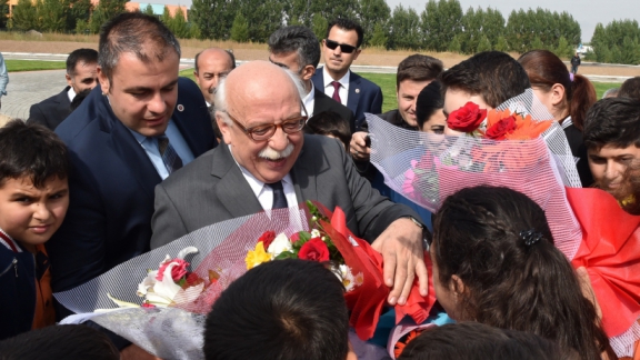 Bakan Avcı ögrencilerle minyatürleri gezdi