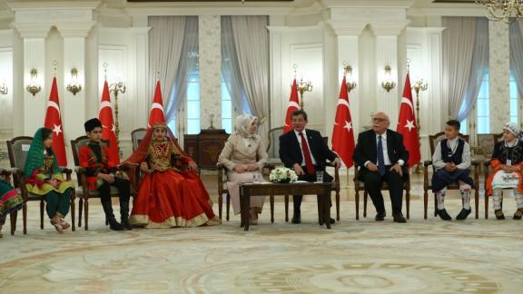 Başbakan Davutoğlu, Bakan Avcı ile birlikte “dünya çocukları“nı kabul etti