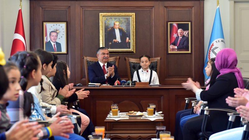 Bakan Yılmaz, 23 Nisan çocuklarını kabul etti