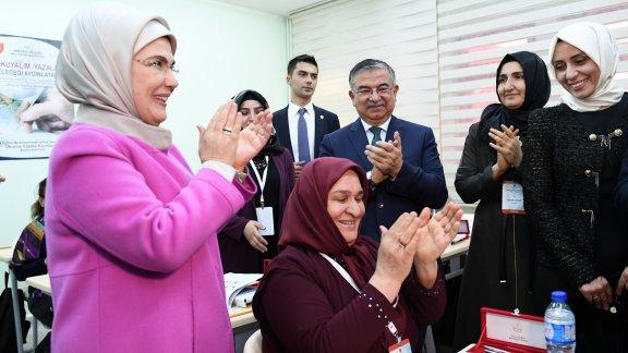 Cumhurbaşkanı Erdoğan’ın eşi Emine Erdoğan ve Bakan Yılmaz, Okuryazarlık Seferberliği açılış programına katıldı