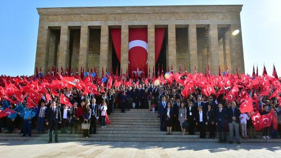 Bakan Yılmaz, öğrencilerle Anıtkabir´i ziyaret etti