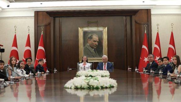 Başbakan Yıldırım, Bakan Yılmaz ve beraberindeki çocukları kabul etti