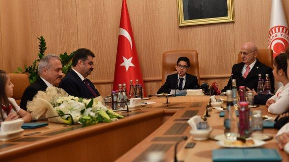 TBMM Başkanı Kahraman, 23 Nisan çocuklarını kabul etti