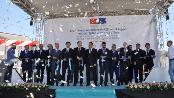 Tekin, Suriyeli çocuklar için Gaziantep’te yapımı tamamlanan okul açılışına katıldı