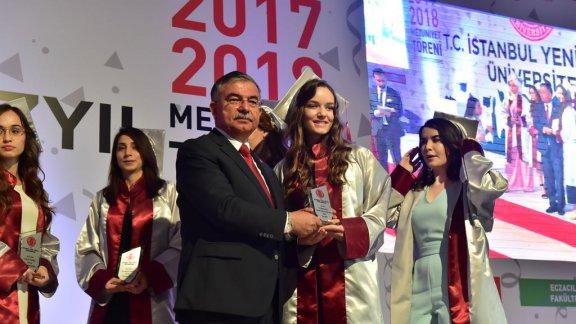 Bakan Yılmaz, Yeni Yüzyıl Üniversitesi mezuniyet törenine katıldı