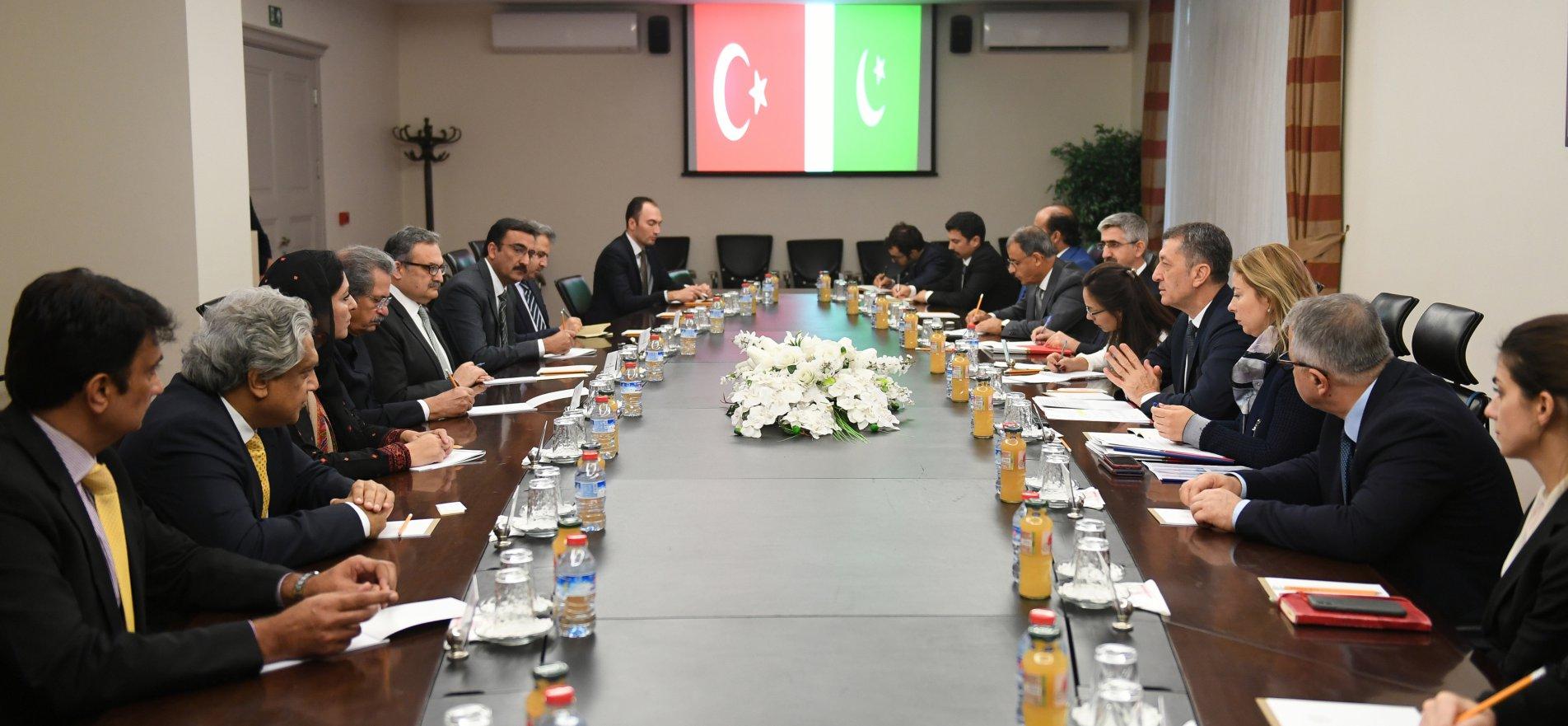 BAKAN SELÇUK, PAKİSTANLI MEVKİDAŞI İLE GÖRÜŞTÜ