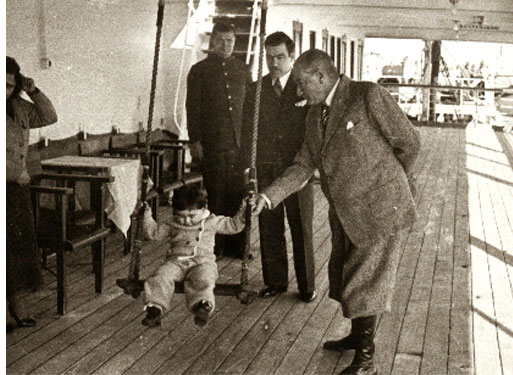 Cumhurbaşkanı Atatürk, Ege Vapuru'nda küçük Ülkü ile (Şubat 1935)