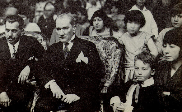 Cumhurbaşkanı Gazi Mustafa Kemal, Ankara Palas'taki çocuk balosunda, Ömer İnönü ile (23 Nisan 1929)
