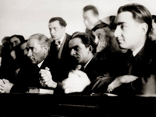 Cumhurbaşkanı Gazi Mustafa Kemal, İstanbul Üniversitesinde öğrenciler arasında ders dinlerken (15 Aralık 1930)