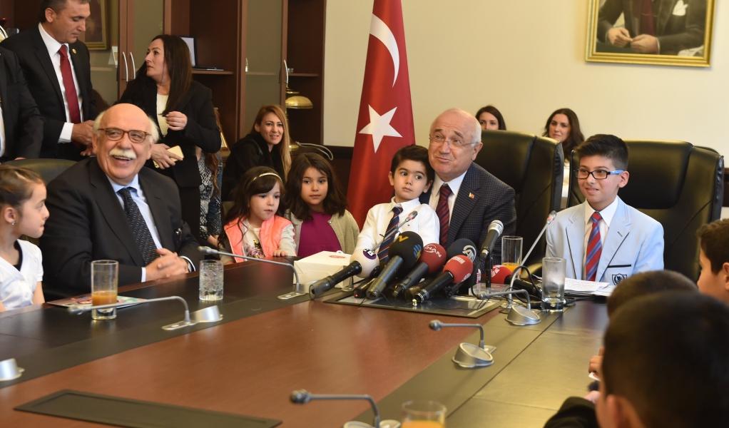 Bakan Avcı ve beraberindeki çocuklar TBMM´de