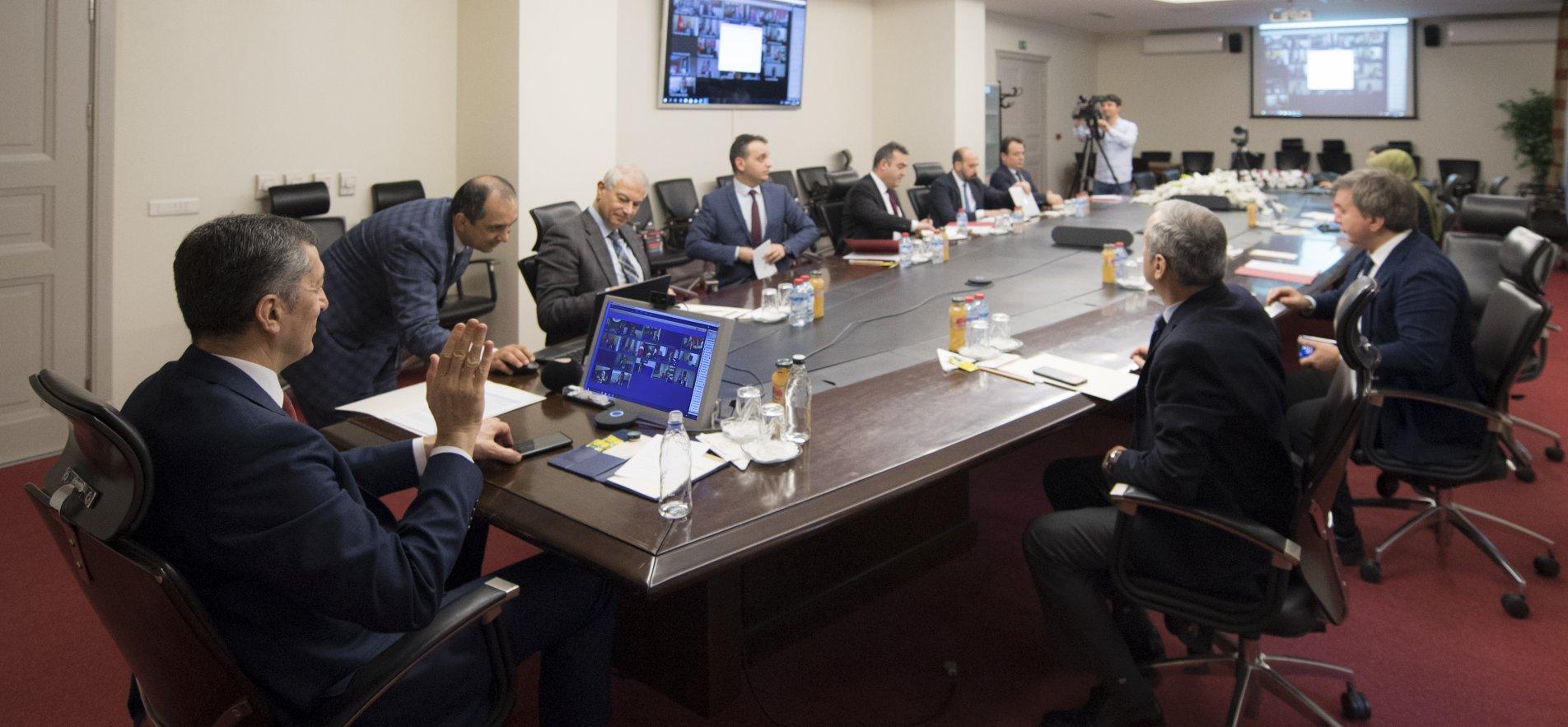 BAKAN SELÇUK, 81 İLİN MİLLİ EĞİTİM MÜDÜRLERİYLE TELEKONFERANSLA TOPLANTI YAPTI