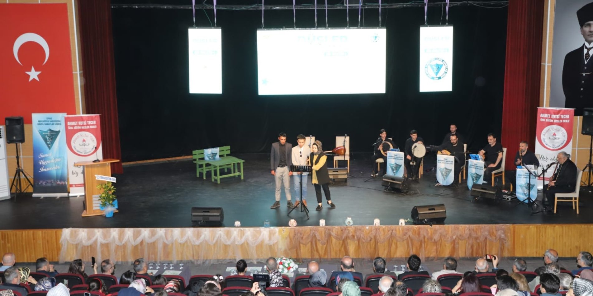 Sivas'ta Öğrenciler, Öğretmenleri ve Velileriyle Şiir Dinletisi Yaptı