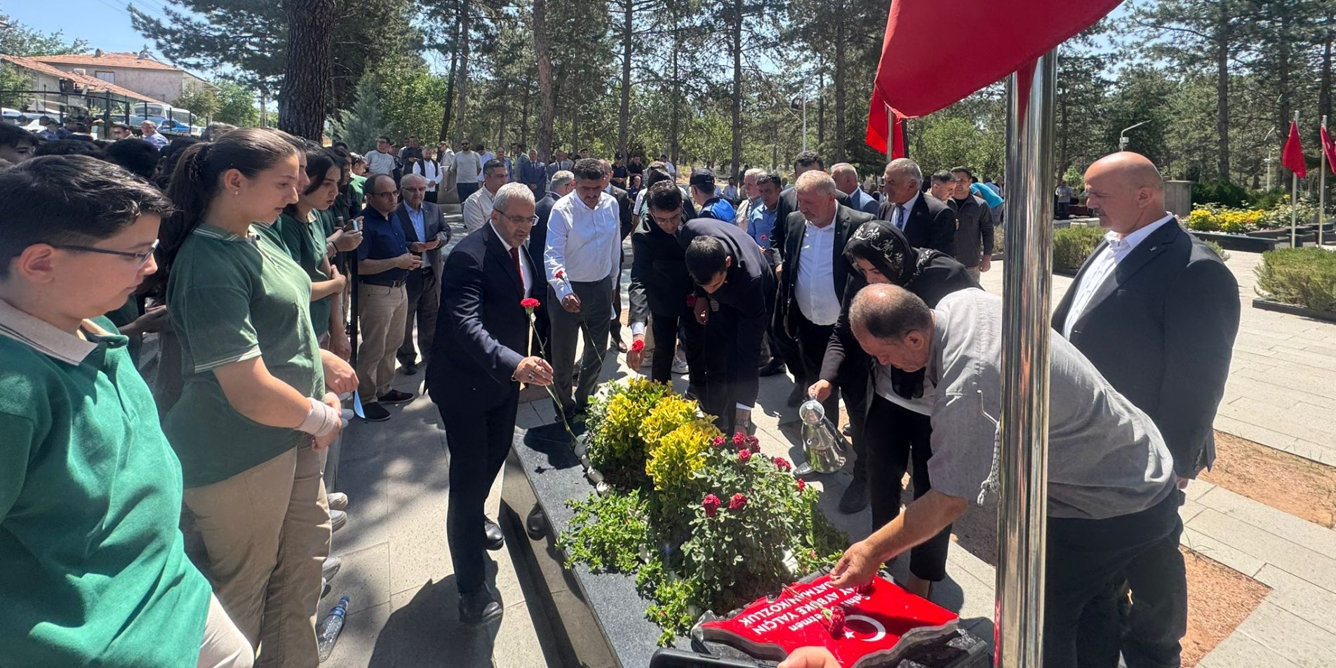 ŞEHİT ÖĞRETMEN ŞENAY AYBÜKE YALÇIN, VEFATININ 8. YILINDA ÇORUM'DAKİ KABRİ BAŞINDA ANILDI