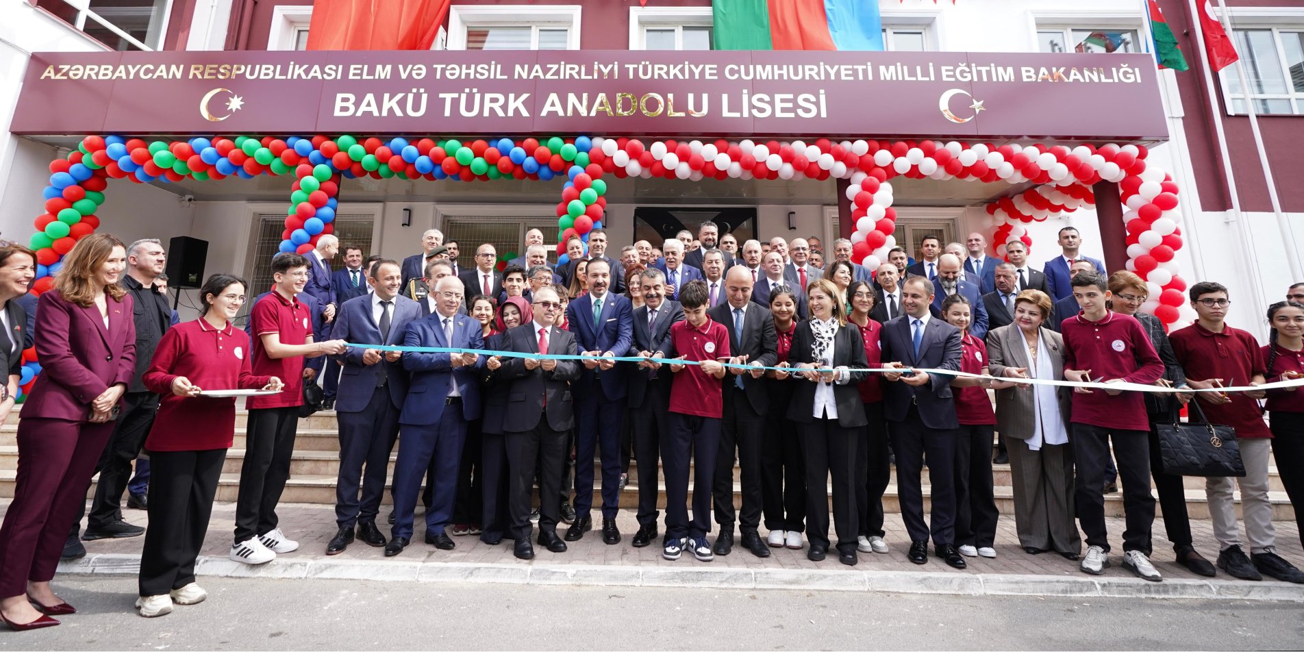 BAKAN TEKİN, BAKÜ TÜRK ANADOLU LİSESİ AÇILIŞ TÖRENİ'NE KATILDI