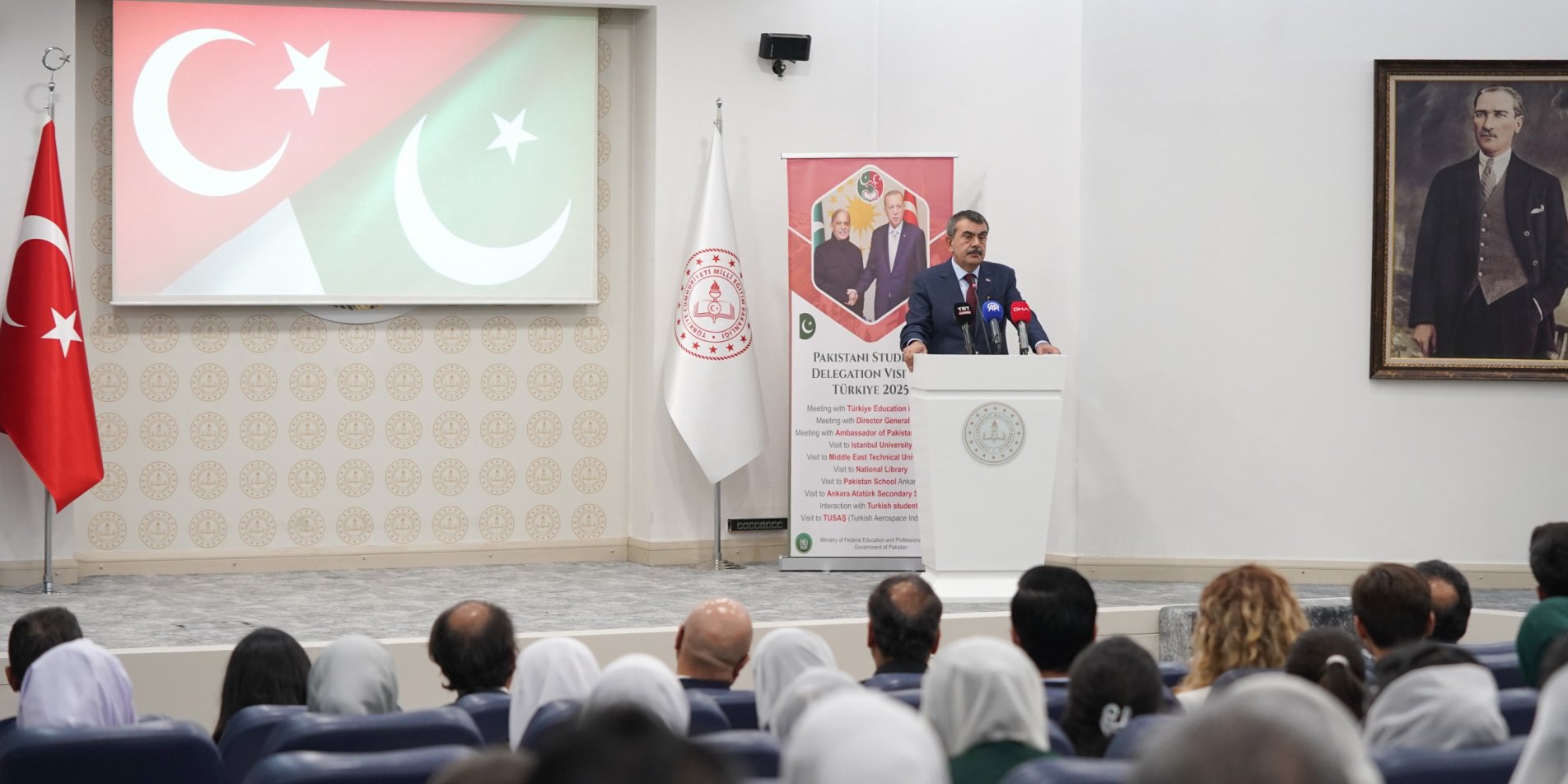 BAKAN TEKİN, PAKİSTANLI ÖĞRENCİLERİ KABUL ETTİ