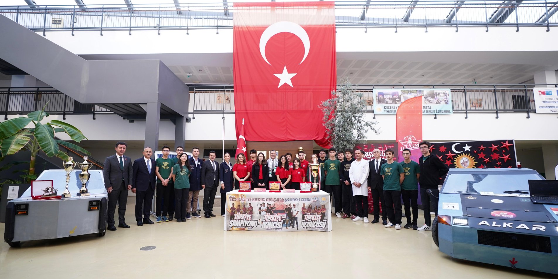 BAKAN TEKİN, CEZERİ YEŞİL TEKNOLOJİ MESLEKİ VE TEKNİK ANADOLU LİSESİNİ ZİYARET ETTİ